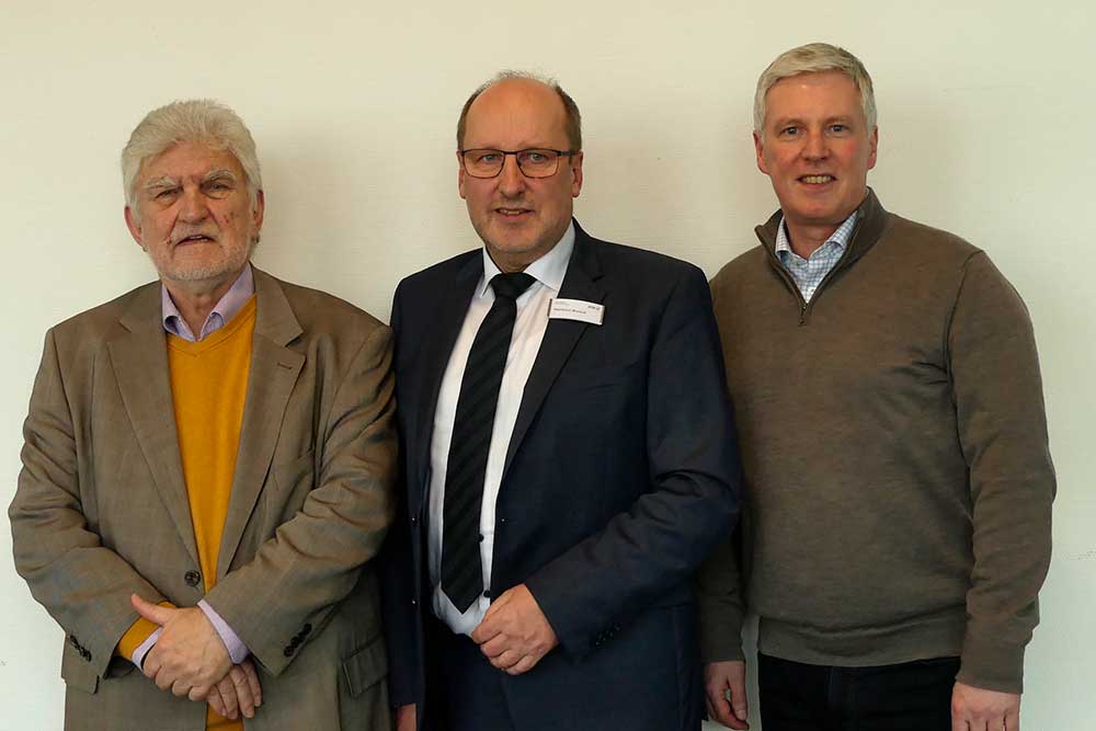 AOK-Serviceregionsleiter Reinhard Wunsch (m) mit den beiden alternierenden Vorsitzenden des Regionalbeirats: Klaus Kasch (li.) und Ingo Scheuse (re.). Foto: AOK/hfr