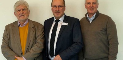 AOK-Serviceregionsleiter Reinhard Wunsch (m) mit den beiden alternierenden Vorsitzenden des Regionalbeirats: Klaus Kasch (li.) und Ingo Scheuse (re.). © Foto: AOK/hfr